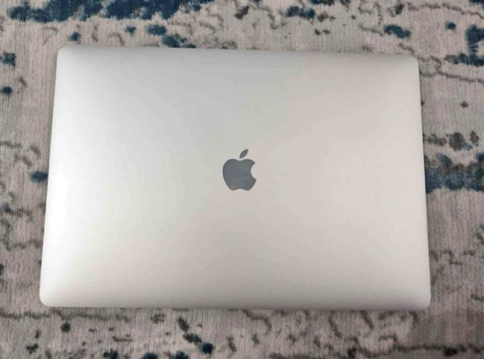 MacBook Pro 1990 4 Gb GPU CORE I7 FOR SALE