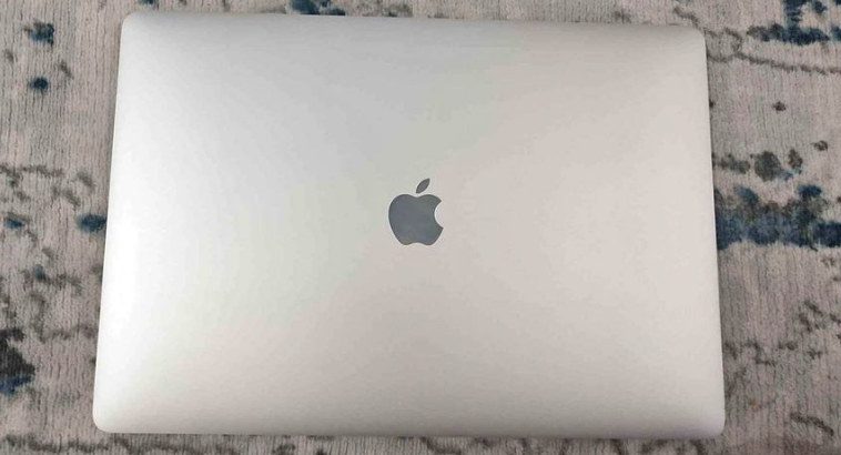 MacBook Pro 1990 4 Gb GPU CORE I7 FOR SALE