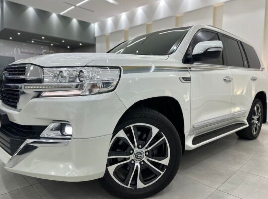 Toyota Land cruiser VXR 5.7 full option 2017 Gcc