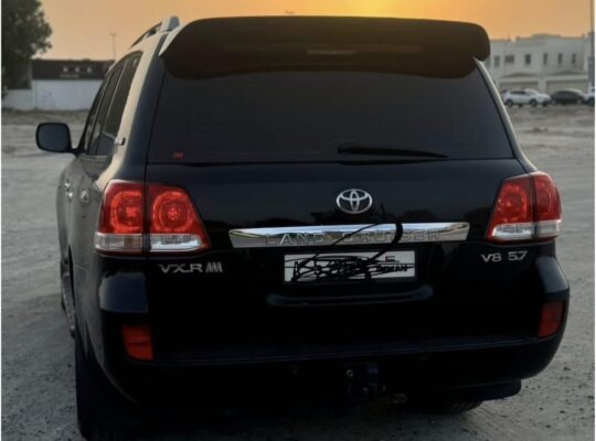 Toyota Land cruiser vxr 2011 in good condition