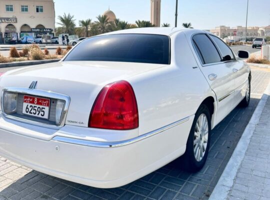 Lincoln Town car 2004 in good condition for sale