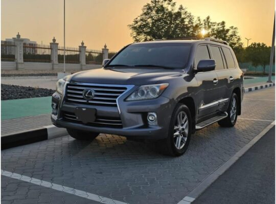 Lexus LX570 full option 2013 Gcc for sale