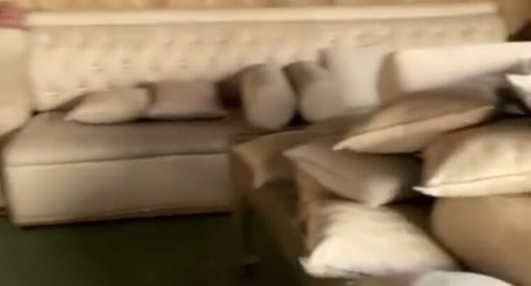 للبيع طقم كنب لـ 8 أشخاص