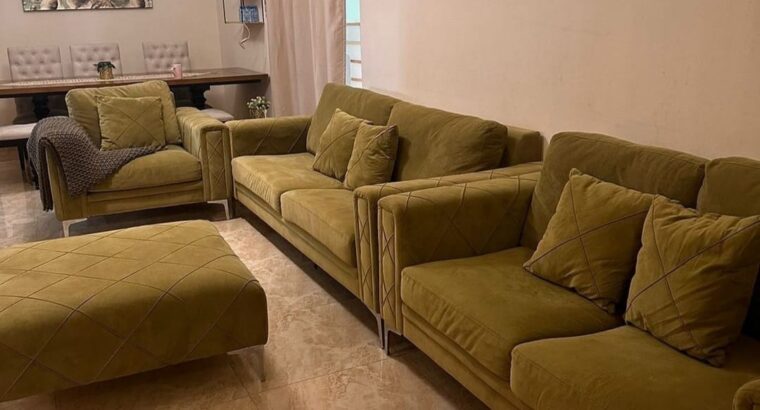 طقم أنتريه مع طقم سفرة بحالة ممتازة للبيع