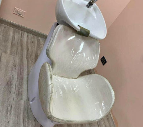 Backwash or shampoo chair for a beauty salon for s