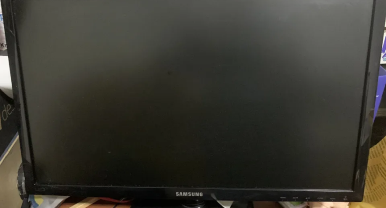 شاشة كمبيوتر سامسونج شبه جديدة للبيع