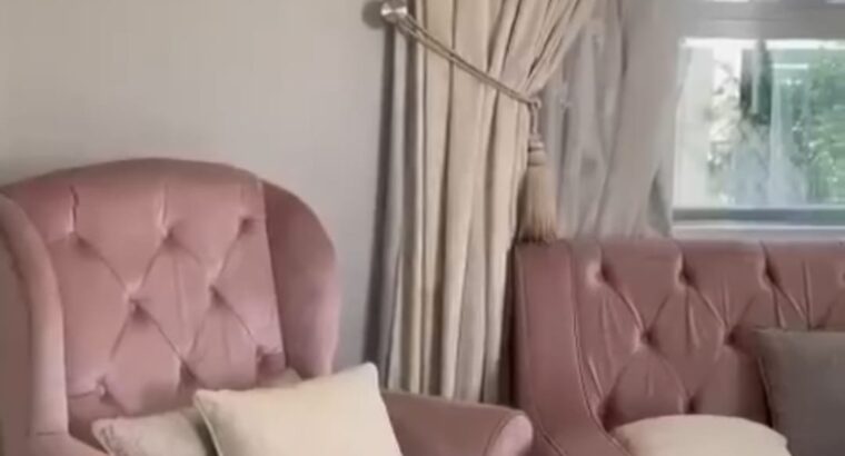للبيع مجلس ٧ متر تقريباً مع طاولات رخام