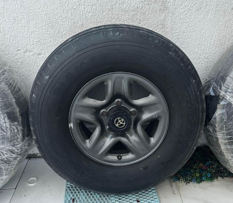 Desert tyre 900 with Rims LC200 For Sale