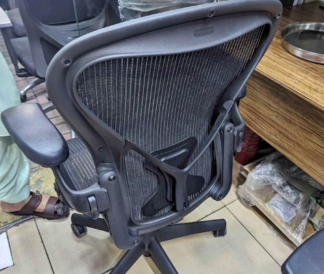 Herman Miller Aeron chair Size B For Sale