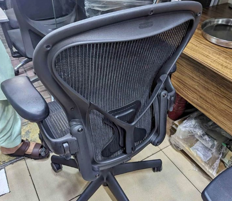 Herman Miller Aeron chair Size B For Sale