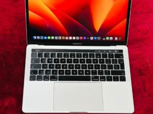 MacBook Pro 2017 core i7 16 /512 Touch bar For Sal