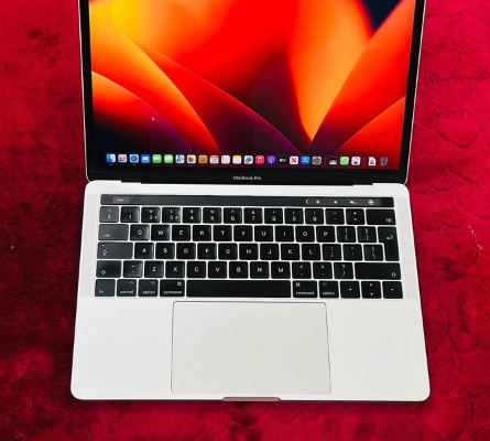 MacBook Pro 2017 core i7 16 /512 Touch bar For Sal