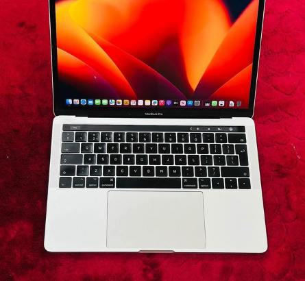 MacBook Pro 2017 core i7 16 /512 Touch bar For Sal