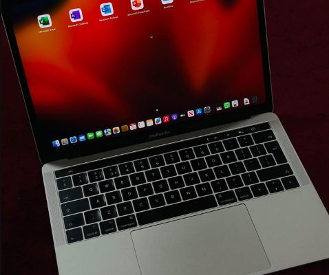 MacBook Pro 2017 core i7 16 /512 Touch bar For Sal