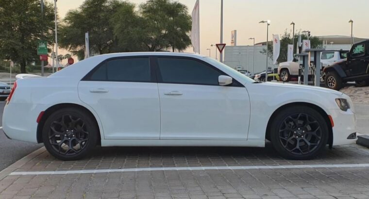 Chrysler C300 5.7 HIMI 2020 Gcc for sale