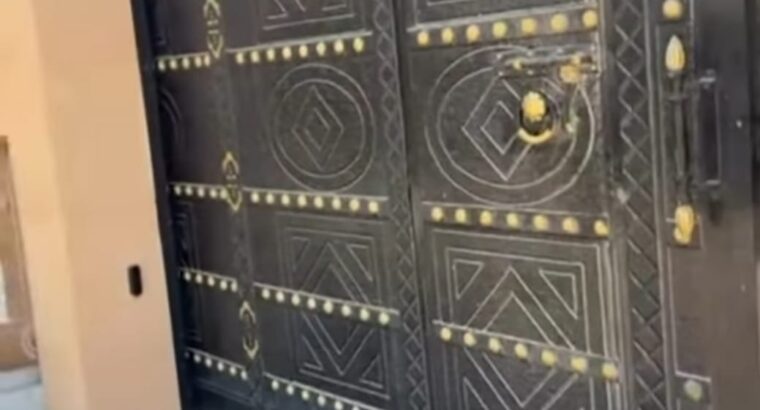 للبيع باب حديد اوتوماتيكي بحاله جيدة