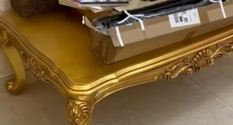 للبيع طقم صالون فاخر مع الستائر