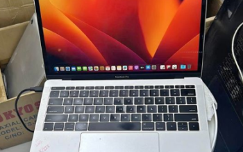 macbook pro 2017 8/256 For Sale