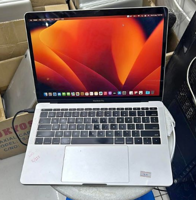 macbook pro 2017 8/256 For Sale