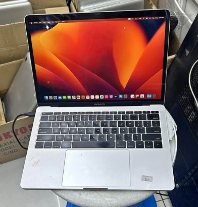 macbook pro 2017 8/256 For Sale