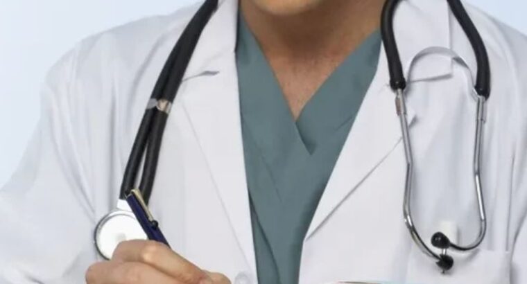 طبيب أسنان يعطي دروس لطلاب طب الأسنان