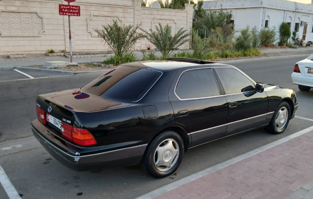 موديل 2000 وارد اليابان بحاله جيد LS400 للبيع لكزس