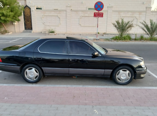 موديل 2000 وارد اليابان بحاله جيد LS400 للبيع لكزس