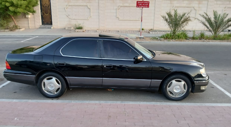 موديل 2000 وارد اليابان بحاله جيد LS400 للبيع لكزس