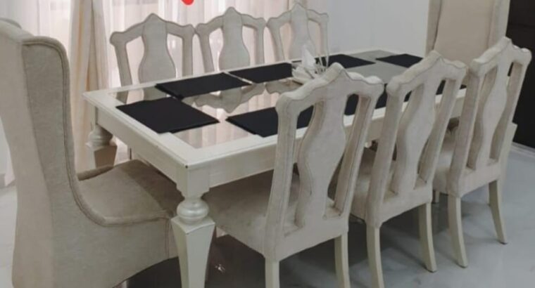 للبيع طاولة الطعام مع 8 كراسي