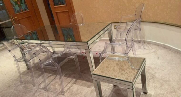 للبيع طاوله زجاج شفافه مع 4 كراس شفاف