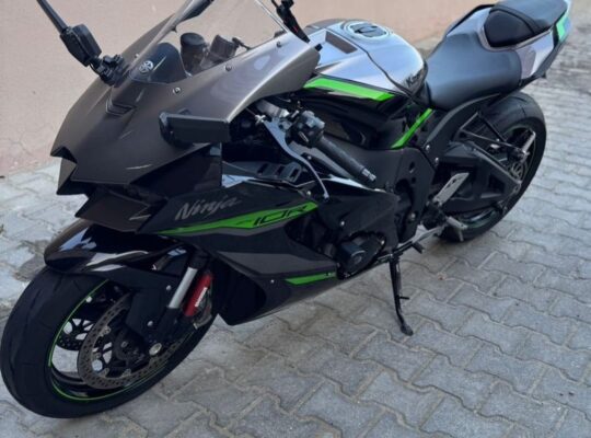 Kawasaki zx10R 2024 In excellent condition for sal