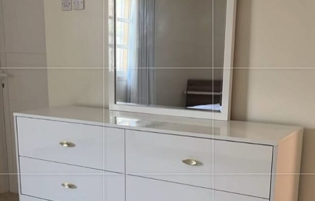 للبيع تسريحة مع مراية بحالة ممتازة