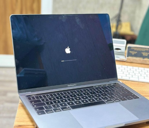 Macbook Pro 2018 13” i5 For Sale