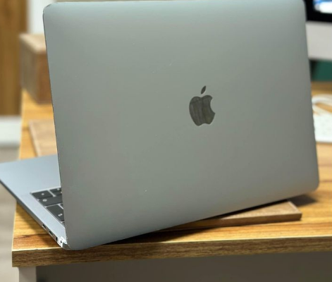 Macbook Pro 2018 13” i5 For Sale