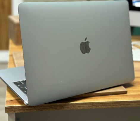 Macbook Pro 2018 13” i5 For Sale