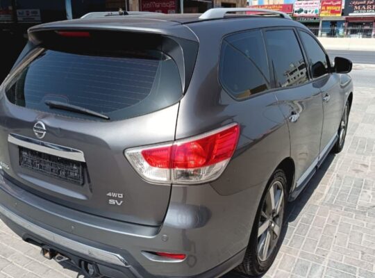 Nissan Pathfinder full option 2015 Gcc