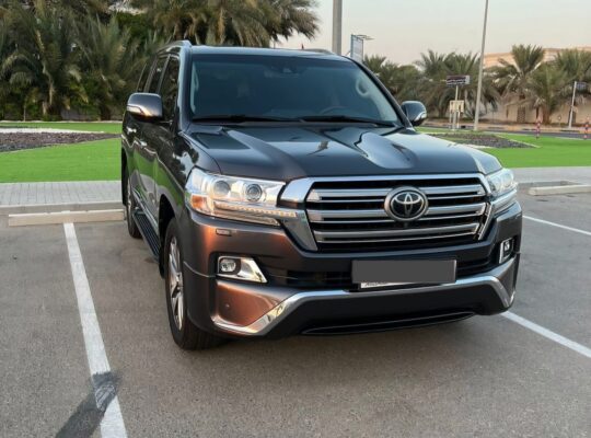 Land cruiser VXR 5.7 full option 2018 Gcc