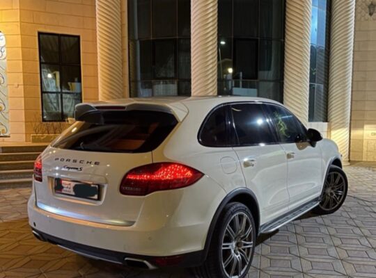 Porsche Cayenne S full option 2012 Gcc for sale