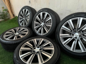 5x Takeoff 2024 Range Rover wheels and tyres 22” F