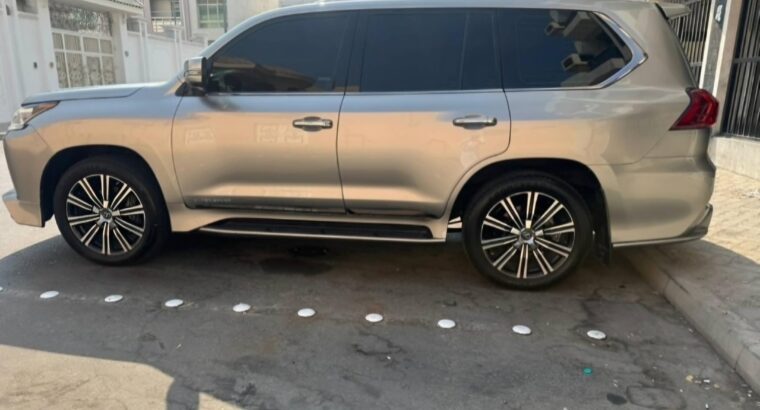 Lexus LX570 signature 2018 full option Gcc