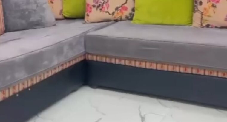 للبيع طقم كنب مع ٢ ستائر