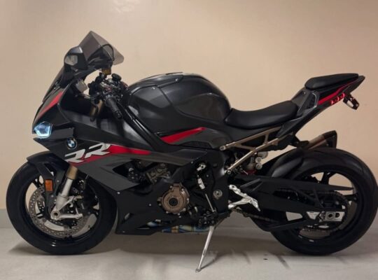 BMW S1000RR 2022 GCC First Owner For Sale