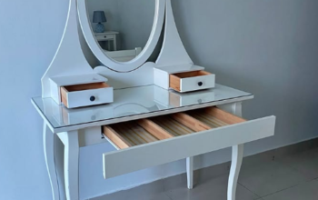 Dressing table with mirror for sale