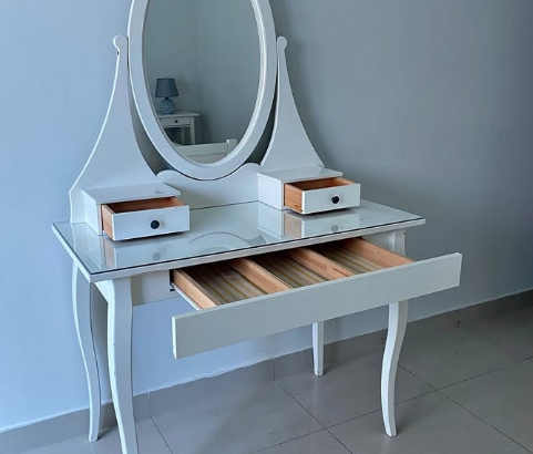 Dressing table with mirror for sale