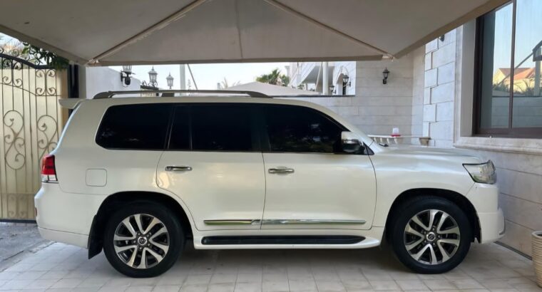 Toyota Land cruiser VXR 5.7 full option 2016 Gcc
