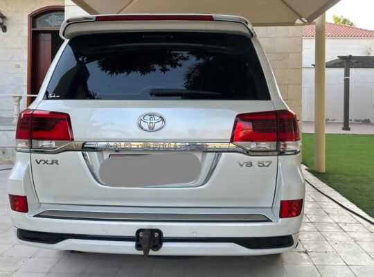 Toyota Land cruiser VXR 5.7 full option 2016 Gcc