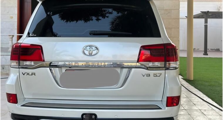 Toyota Land cruiser VXR 5.7 full option 2016 Gcc