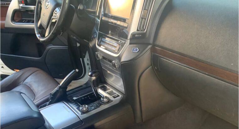Toyota Land cruiser VXR 5.7 full option 2016 Gcc