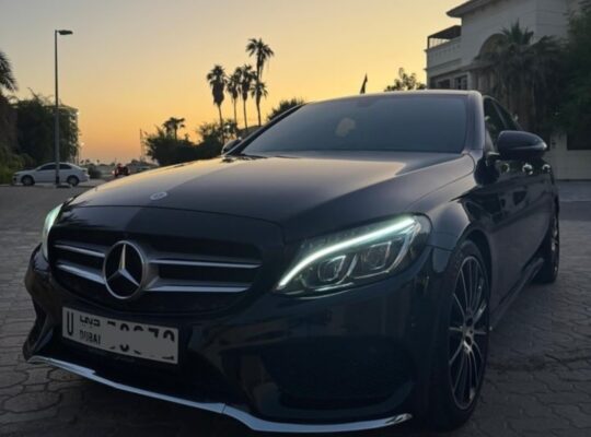 Mercedes C200 full option 2017 Gcc in good conditi