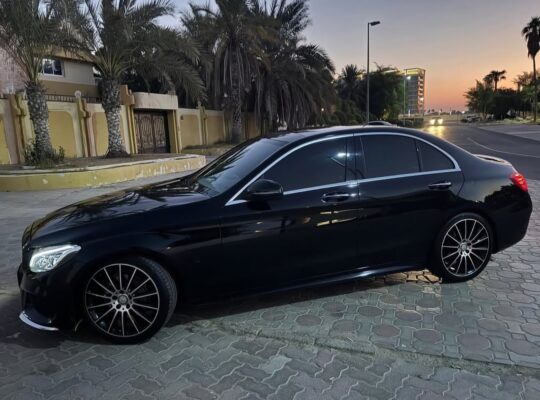 Mercedes C200 full option 2017 Gcc in good conditi